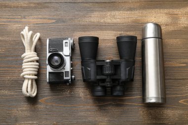 Ahşap arka planda seyahat için aksesuarlar