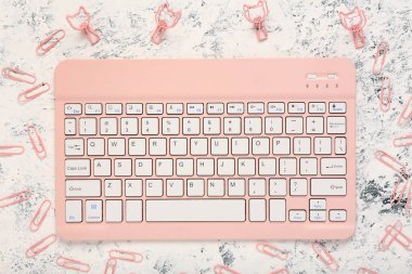 Pembe klavye ve beyaz grunge arkaplan klipleri