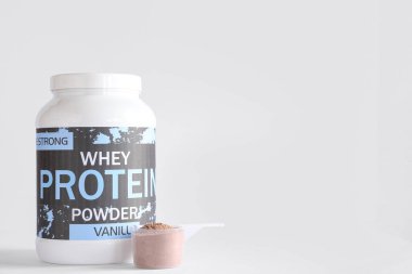 Hafif arka planda protein tozuyla şişe ve kepçe