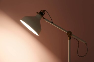 Renkli arka planda modern parlayan lamba