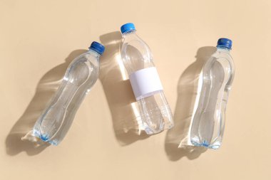 Bej arkaplanda temiz su şişeleri