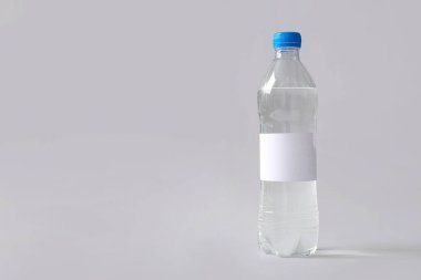 Beyaz arka planda plastik su şişesi