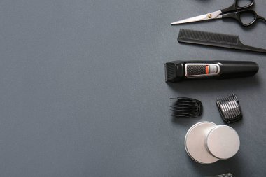 Siyah arka planda erkek traş aksesuarları.