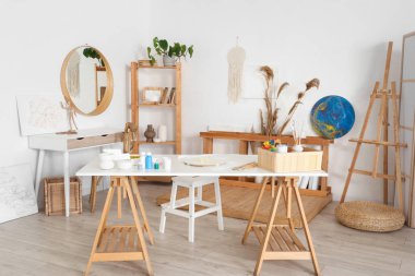 Çalışma odasının iç tarafındaki masada sıvı resim için tuval var.