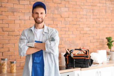 Mutfakta erkek teknisyen portresi