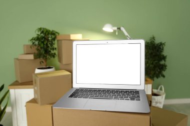 Boş dizüstü bilgisayar taşınma kutusunda, yakın plan