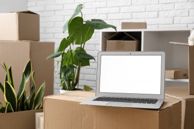 Boş dizüstü bilgisayar taşınma kutusunda, yakın plan