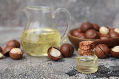 Bir şişe yağlı, arka planda fındıklı, yakın plan.