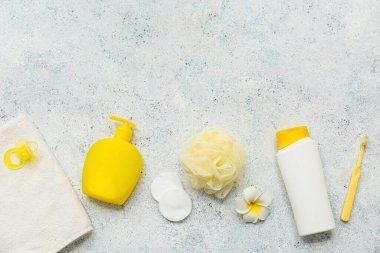 Hafif arka planda bebek için kozmetik ürünleri ve banyo aksesuarları içeren kompozisyon