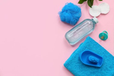 Pembe arka planda bebek için banyo aksesuarları olan kompozisyon