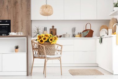 Ayçiçekli hasır sepet açık mutfakta koltukta