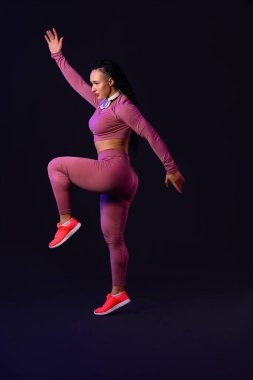 Koyu arkaplanda kadın vücut geliştirici