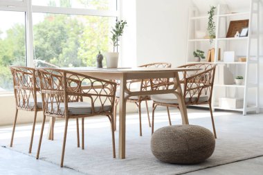 Masası, raf ünitesi ve puf olan yemek odasının içi.