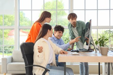 Ofisteki bilgisayarla çalışan programcı takımı