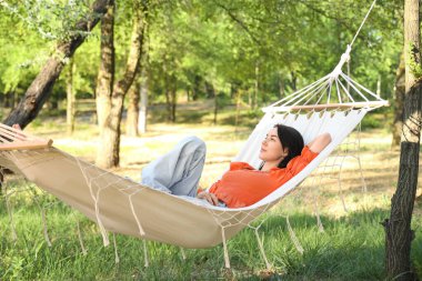 Hamakta yatan genç bir kadın.