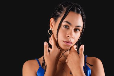 Siyah arka planda rastalı güzel Afro-Amerikalı kadın, yakın plan.