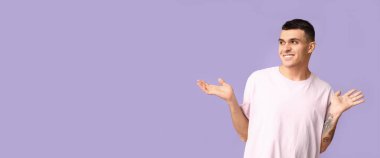 Leylak arka planda yakışıklı, utangaç genç bir adam ve mesaj için yeri var.