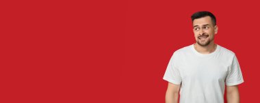 Kırmızı arkaplanda utanmış bir adam ve metin için yeri var