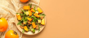 Bej arkaplanda hurma olan lezzetli bir salata tabağı.