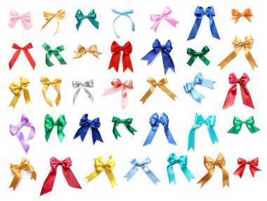 Beyaz arkaplanda birçok yay kümesi