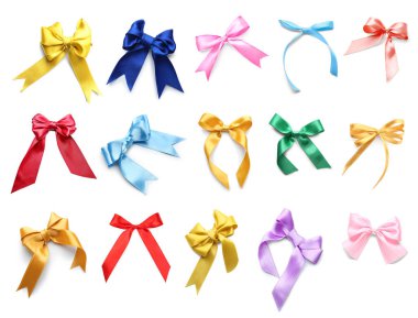 Beyaz arkaplanda bir sürü renkli fiyonk