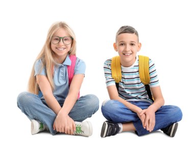 Beyaz arka planda sırt çantaları olan sevimli gözbebekleri.