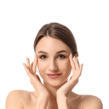 Beyaz arka planda güzel genç bir kadın