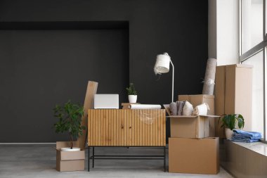 Karton kutular, çekmeceler ve taşınma gününde güzel bir odada saksılar.