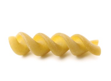 Beyaz arkaplanda lezzetli çiğ makarna.