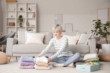 Organizatörleri ve evde yığınla elbisesi olan güzel genç bir kadın.