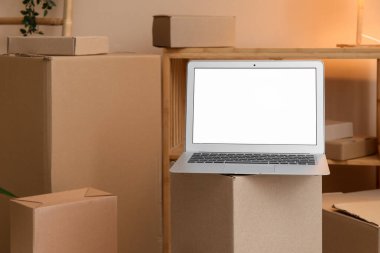 Boş dizüstü bilgisayar taşınma kutusunda, yakın plan