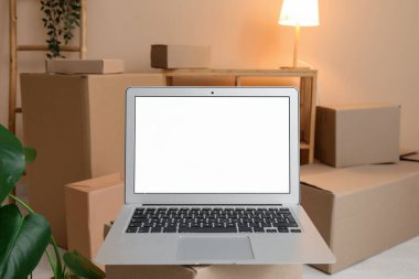 Boş dizüstü bilgisayar taşınma kutusunda, yakın plan