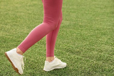 Çimlere doğru giden kadın. Yeni başlangıç kavramı