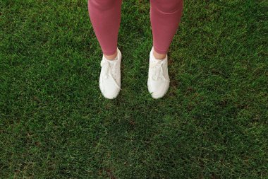 Çimlere basan kadın. Yeni başlangıç kavramı