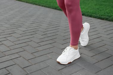 Asfalt yolda yürüyen bir kadın. Yeni başlangıç kavramı