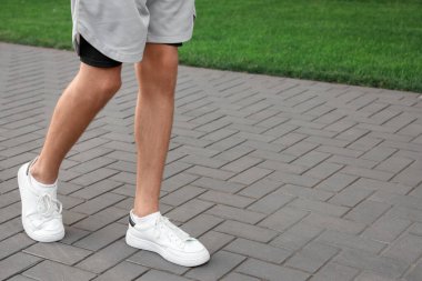 Asfalt yolda yürüyen bir adam. Yeni başlangıç kavramı