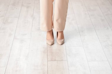 Ahşap zeminde duran kadın. Yeni başlangıç konsepti