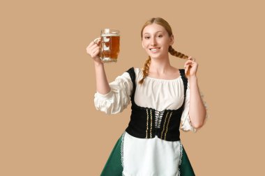 Güzel mutlu Ekim Festivali garsonu bej arka planda bir kupa birayla