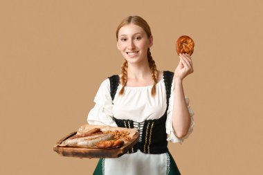 Güzel mutlu Ekim Festivali garsonu bej arka planda geleneksel yemek panosuyla