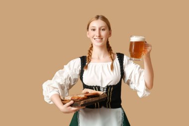 Güzel mutlu Ekim Festivali garsonu, birası ve bej arka planda geleneksel yemekleri var.