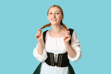 Güzel mutlu Ekim Festivali garsonu mavi arka planda