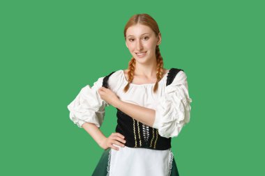 Yeşil arka planda güzel mutlu Ekim Festivali garsonu.