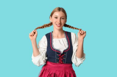 Güzel mutlu Ekim Festivali garsonu mavi arka planda