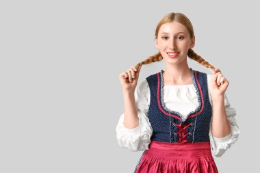 Gri arka planda güzel mutlu Ekim Festivali garsonu.