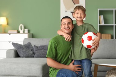 Mutlu baba ve küçük oğlu evde futbol topuyla