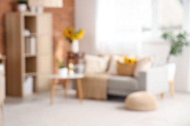 Gri kanepesi ve güzel ayçiçekleri olan şık bir oturma odası.