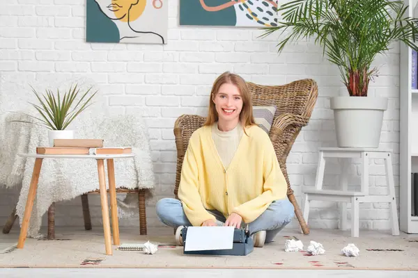 Evdeki klasik daktiloda yazan kadın yazar