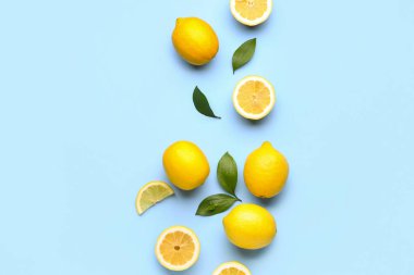 Mavi arka planda taze limonlu kompozisyon