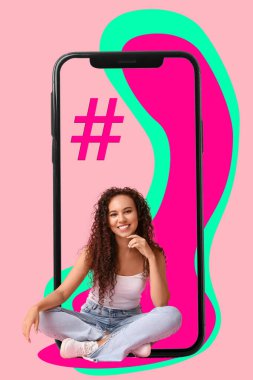 Mutlu Afro-Amerikan kadın ve pembe arka planda büyük akıllı telefon.