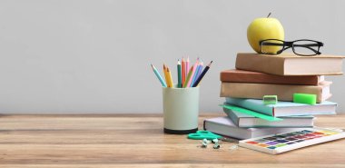 Açık arkaplanda farklı okul kırtasiyesi ve metin için boşluk 